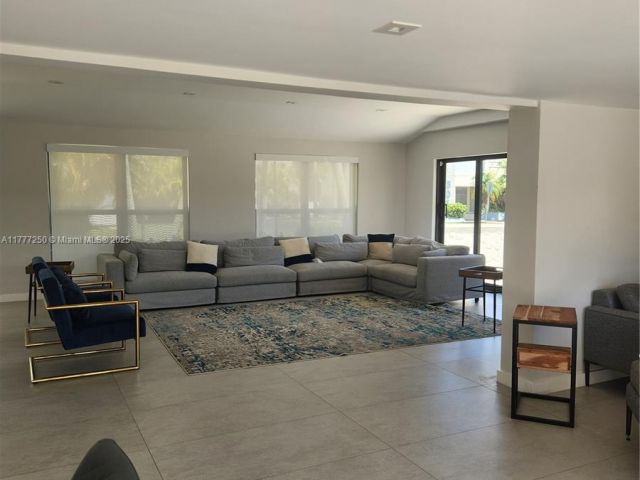 Дом в аренду по адресу 536 Hibiscus Dr - фото 5873597