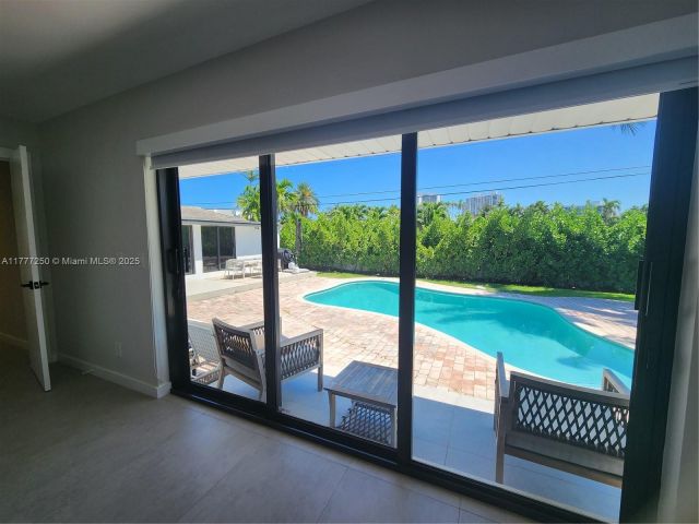 Дом в аренду по адресу 536 Hibiscus Dr - фото 5873600