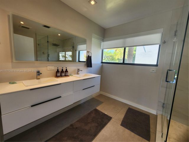 Дом в аренду по адресу 536 Hibiscus Dr - фото 5873602