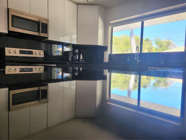 Дом в аренду по адресу 536 Hibiscus Dr - фото 5873605