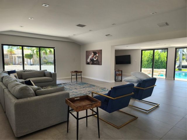 Дом в аренду по адресу 536 Hibiscus Dr - фото 5873607