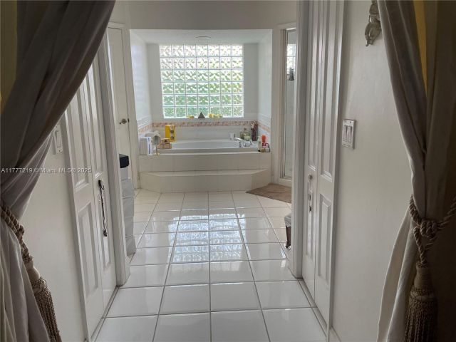 Продажа дома по адресу 12421 SW 76th St - фото 6002957