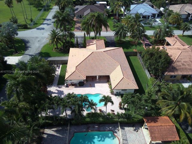 Продажа дома по адресу 12421 SW 76th St - фото 6002972