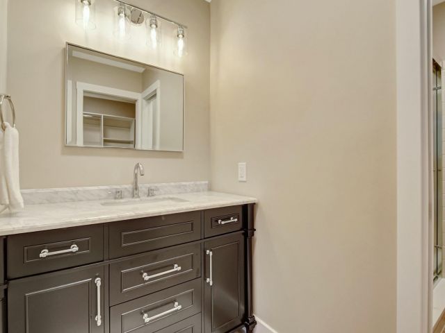 Продажа дома по адресу 1365 NW 29th Avenue - фото 5879389