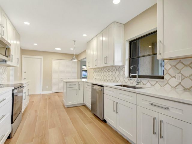 Продажа дома по адресу 1365 NW 29th Avenue - фото 5879391