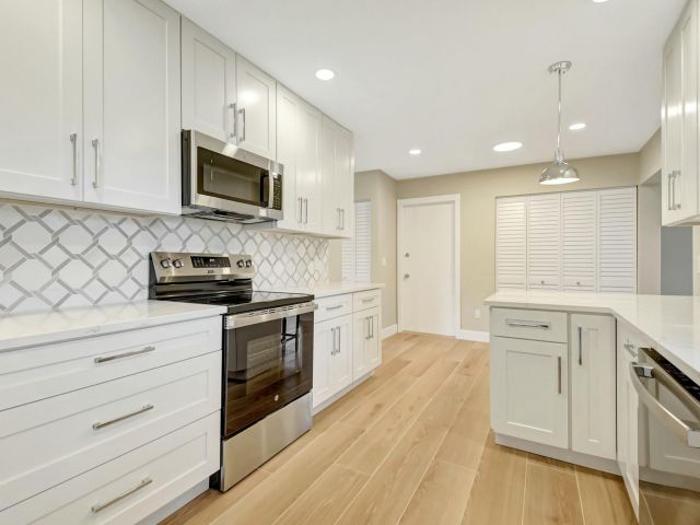 Продажа дома по адресу 1365 NW 29th Avenue - фото 5879392