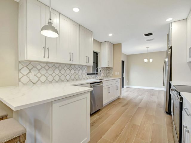 Продажа дома по адресу 1365 NW 29th Avenue - фото 5879394