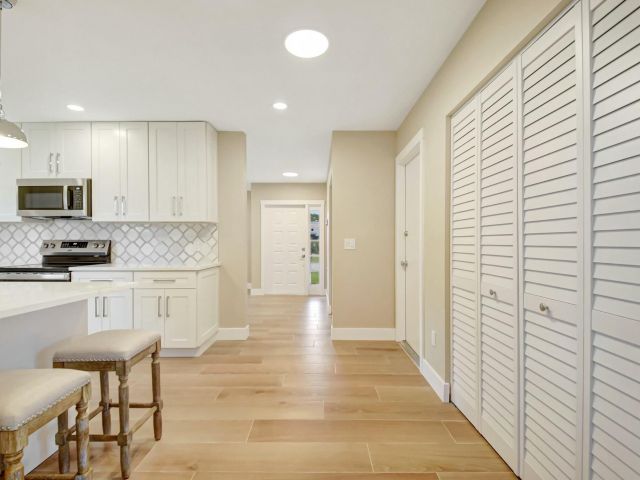 Продажа дома по адресу 1365 NW 29th Avenue - фото 5879395