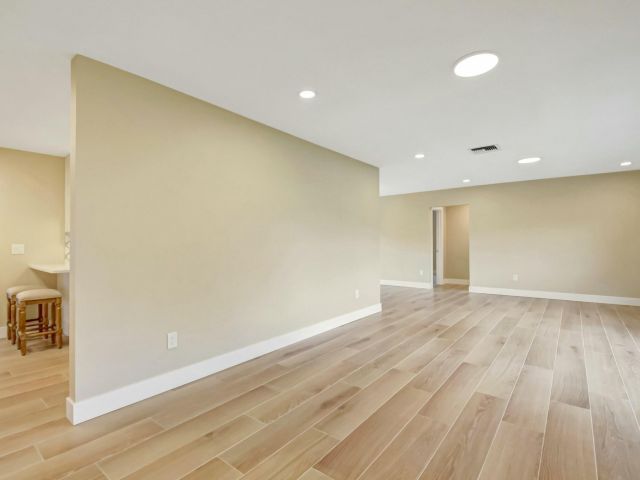 Продажа дома по адресу 1365 NW 29th Avenue - фото 5879397