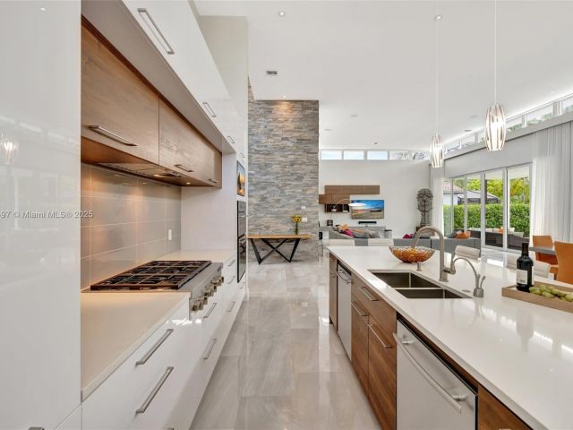 Продажа дома по адресу 907 Diplomat Pkwy - фото 5873611