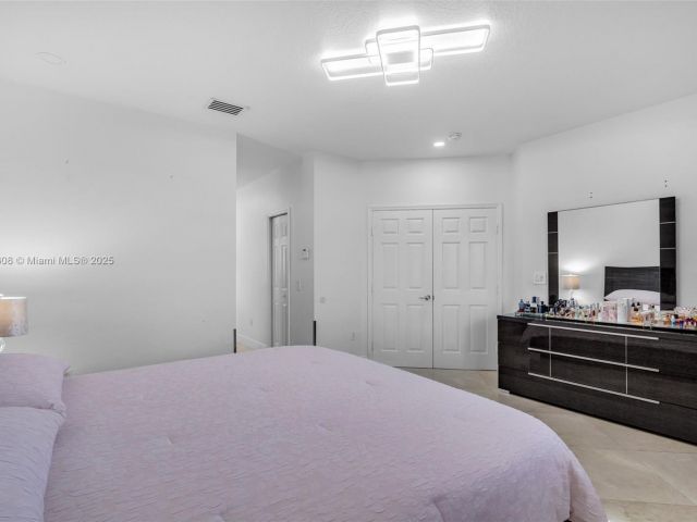 Продажа дома по адресу 16075 SW 149th Ter - фото 6270359