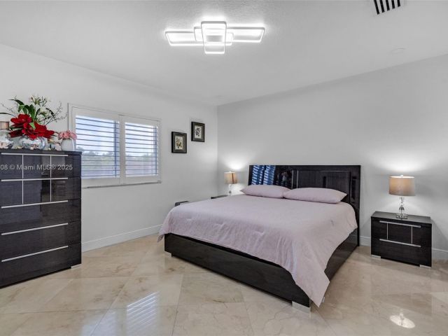 Продажа дома по адресу 16075 SW 149th Ter - фото 6270361