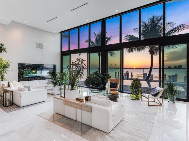 Продажа дома по адресу 7960 Biscayne Point Cir - фото 5958796