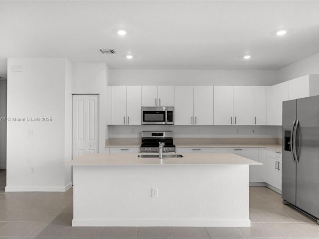 Дом в аренду по адресу 2700 SE 23 Ave - фото 6200700