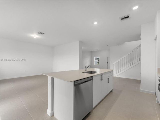 Дом в аренду по адресу 2700 SE 23 Ave - фото 6200702