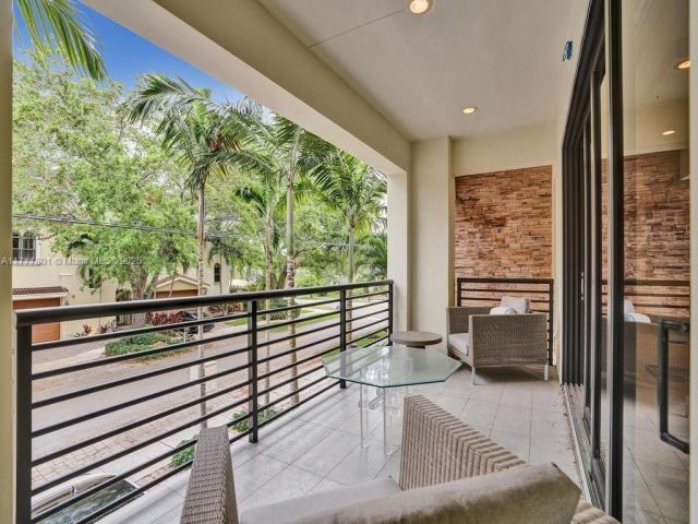 Продажа дома по адресу 207 NE 13th Ave 207 - фото 5939480