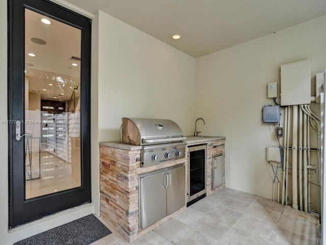 Продажа дома по адресу 207 NE 13th Ave 207 - фото 5939481