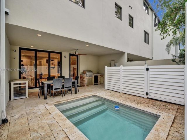 Продажа дома по адресу 207 NE 13th Ave 207 - фото 5939482