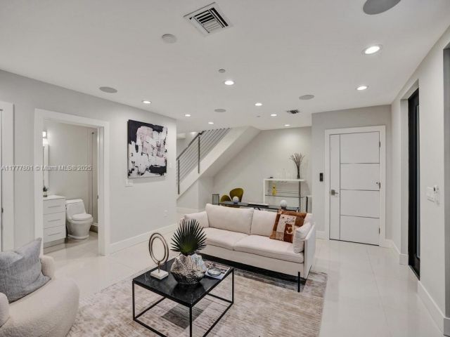 Продажа дома по адресу 207 NE 13th Ave 207 - фото 5939483