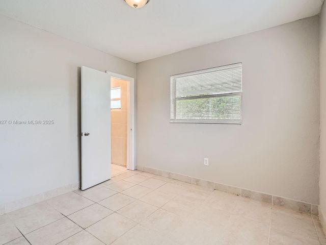 Продажа дома по адресу 2440 NW 208th St - фото 6154401