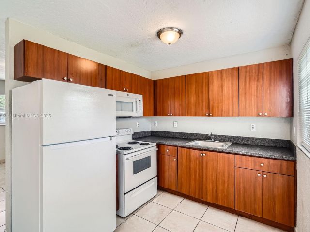 Продажа дома по адресу 2440 NW 208th St - фото 6154409