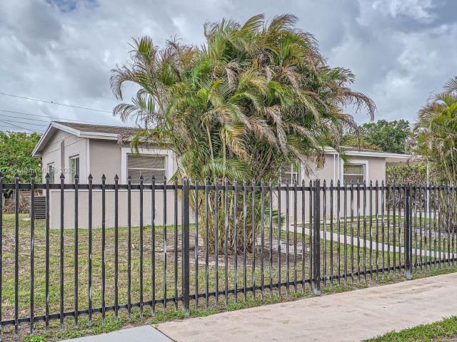 Продажа дома по адресу 2440 NW 208th St - фото 6154414