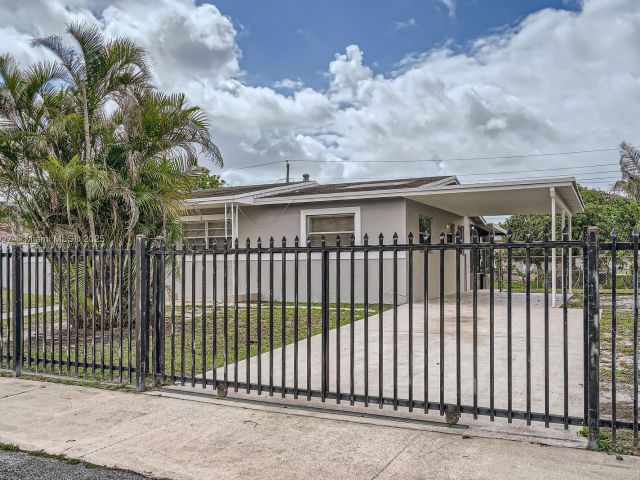 Продажа дома по адресу 2440 NW 208th St - фото 6154415