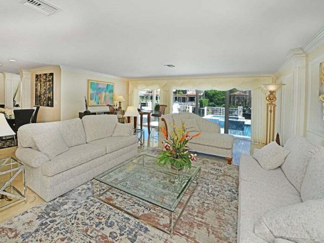 Дом в аренду по адресу 885 NE Mulberry Drive - фото 5971134