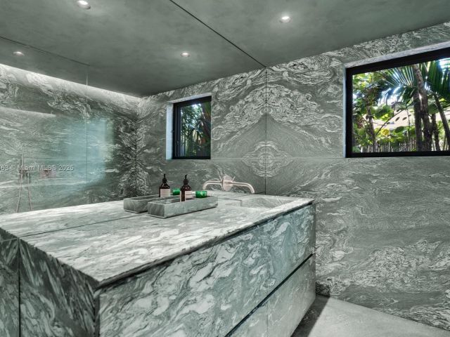 Продажа дома по адресу 1500 W 23rd St - фото 5872568