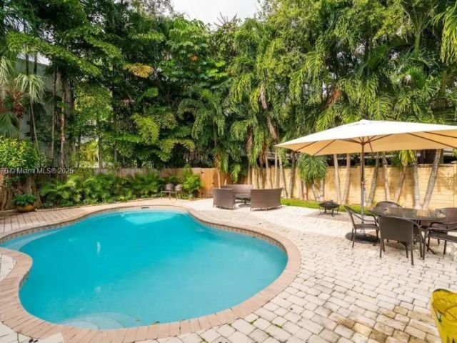 Дом в аренду по адресу 1725 Tigertail Ave - фото 6142729