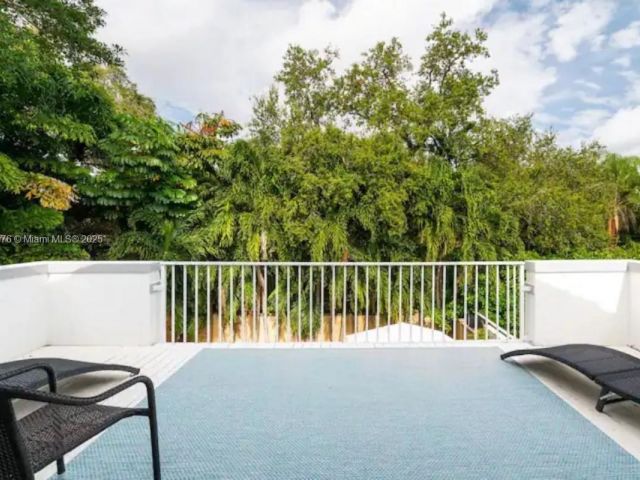 Дом в аренду по адресу 1725 Tigertail Ave - фото 6142731