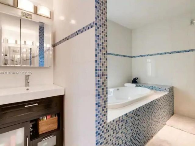 Дом в аренду по адресу 1725 Tigertail Ave - фото 6142732