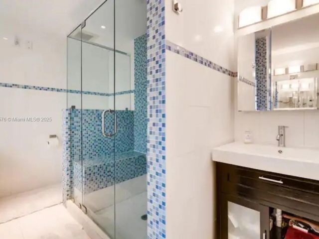 Дом в аренду по адресу 1725 Tigertail Ave - фото 6142733