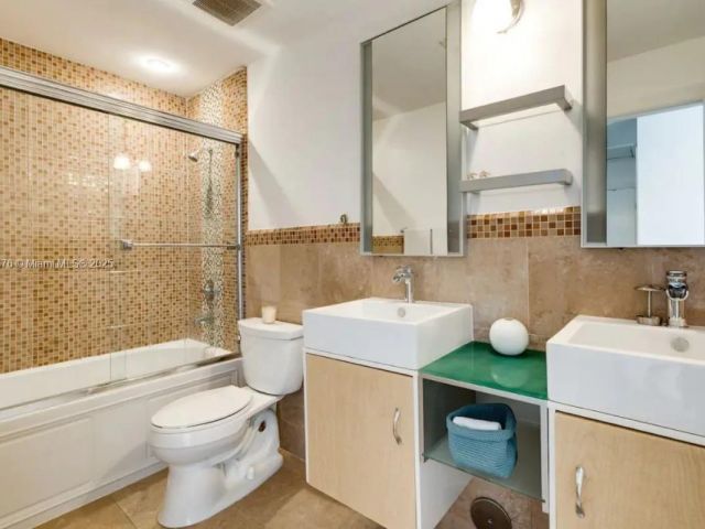 Дом в аренду по адресу 1725 Tigertail Ave - фото 6142735