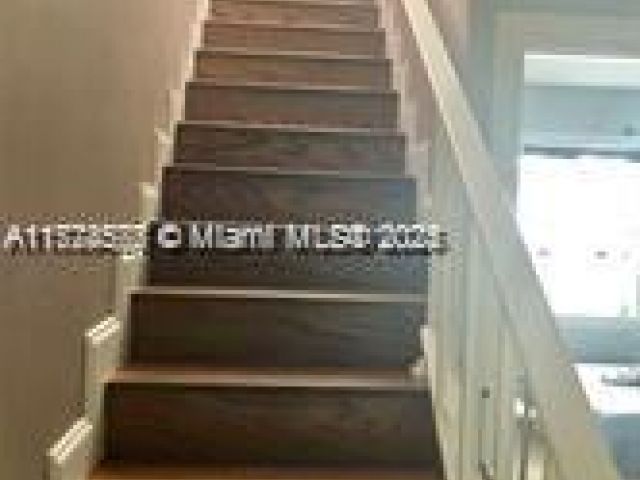 Дом в аренду по адресу 1725 Tigertail Ave - фото 6142738