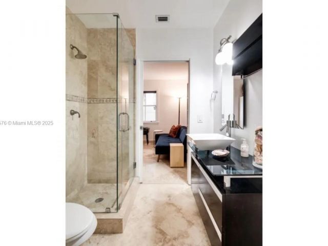 Дом в аренду по адресу 1725 Tigertail Ave - фото 6142740