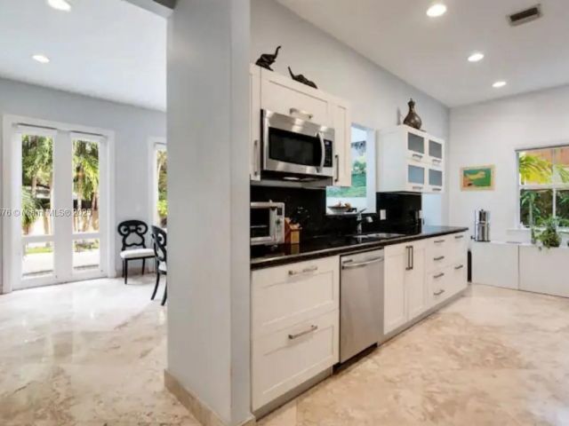 Дом в аренду по адресу 1725 Tigertail Ave - фото 6142742