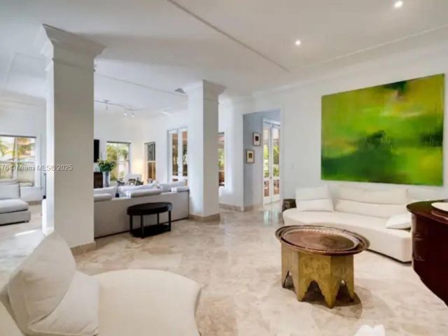 Дом в аренду по адресу 1725 Tigertail Ave - фото 6142743