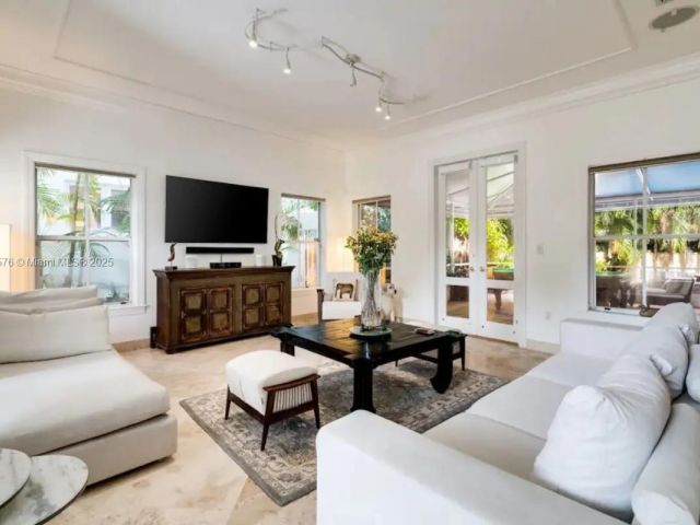 Дом в аренду по адресу 1725 Tigertail Ave - фото 6142744