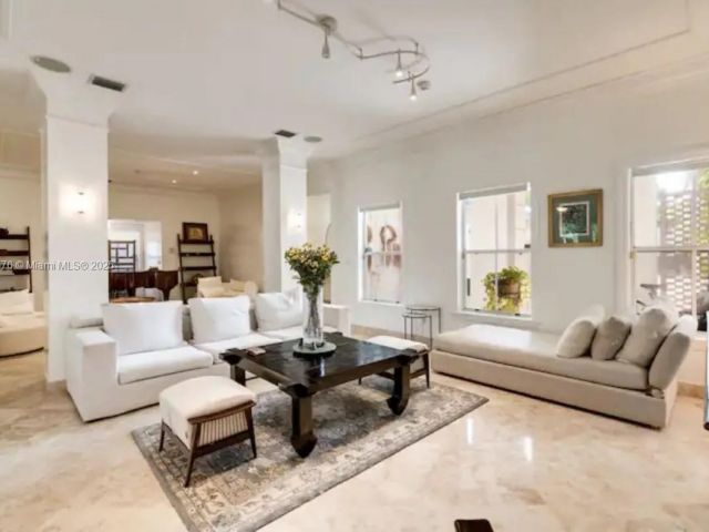 Дом в аренду по адресу 1725 Tigertail Ave - фото 6142745