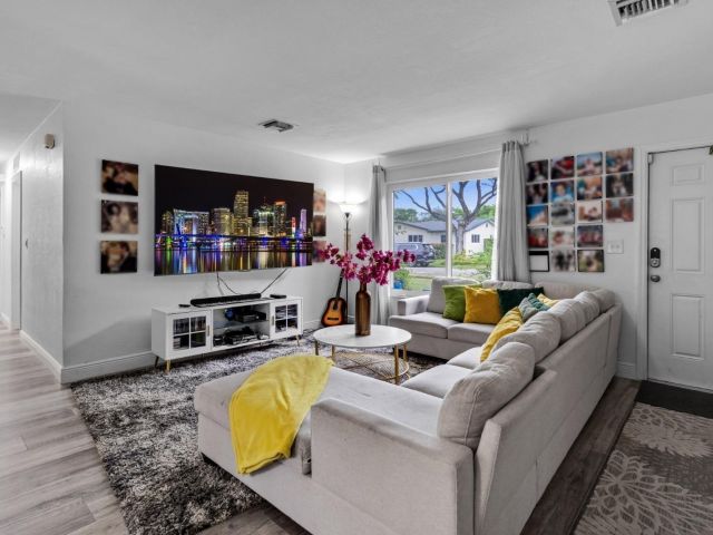 Продажа дома по адресу 315 S 57th Ave - фото 5938380