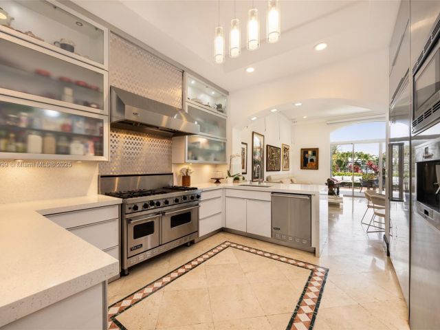 Продажа дома по адресу 3707 NE 214th St 14 - фото 5903949