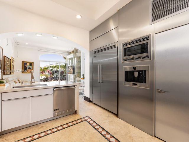 Продажа дома по адресу 3707 NE 214th St 14 - фото 5903950