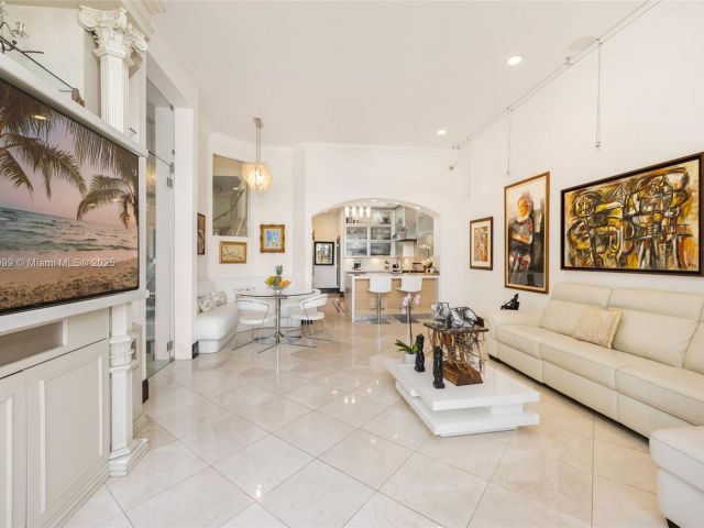 Продажа дома по адресу 3707 NE 214th St 14 - фото 5903952