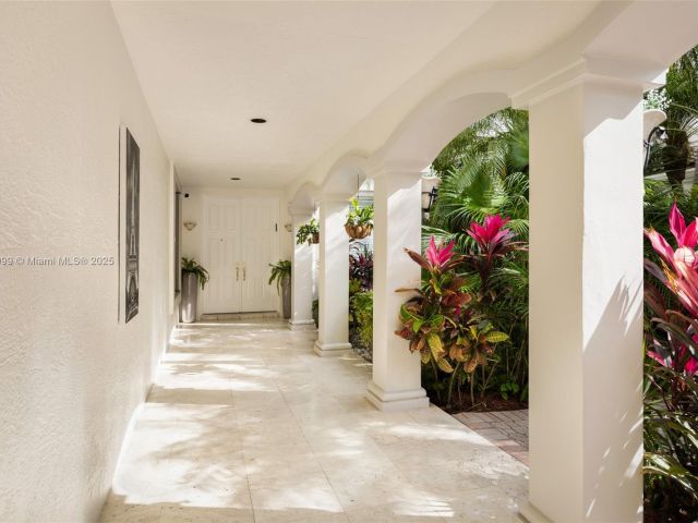 Продажа дома по адресу 3707 NE 214th St 14 - фото 5903961