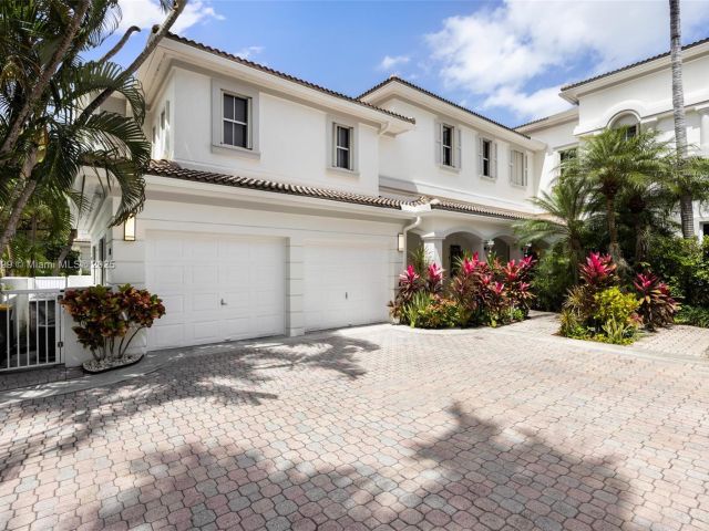 Продажа дома по адресу 3707 NE 214th St 14 - фото 5903962