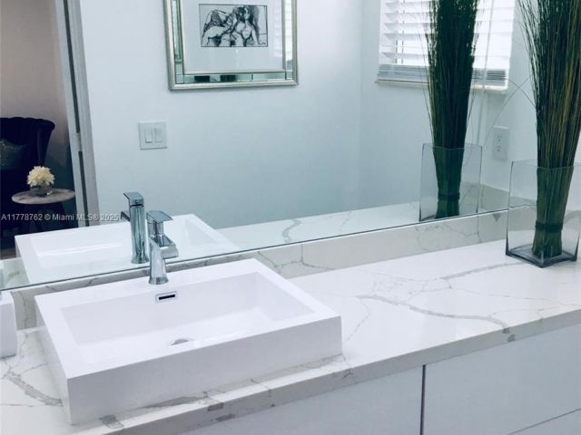 Дом в аренду по адресу 701 SW 9th Ave - фото 5939800