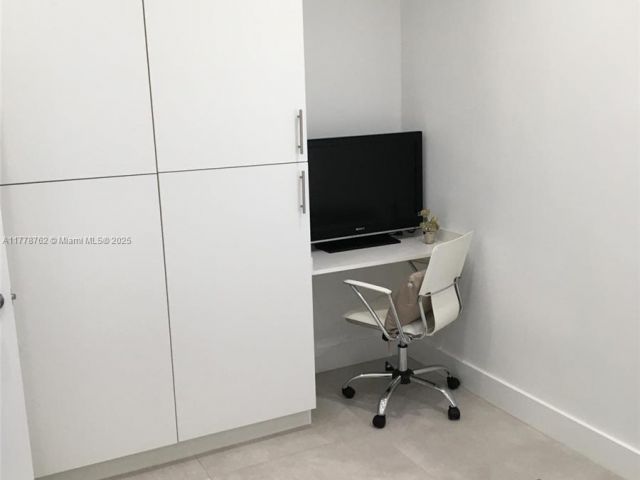 Дом в аренду по адресу 701 SW 9th Ave - фото 5939805