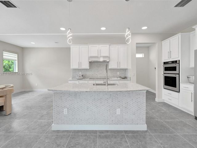 Продажа дома по адресу 1348 Silk Oak Dr - фото 5876739