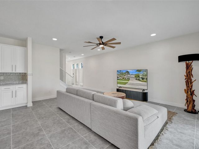 Продажа дома по адресу 1348 Silk Oak Dr - фото 5876744